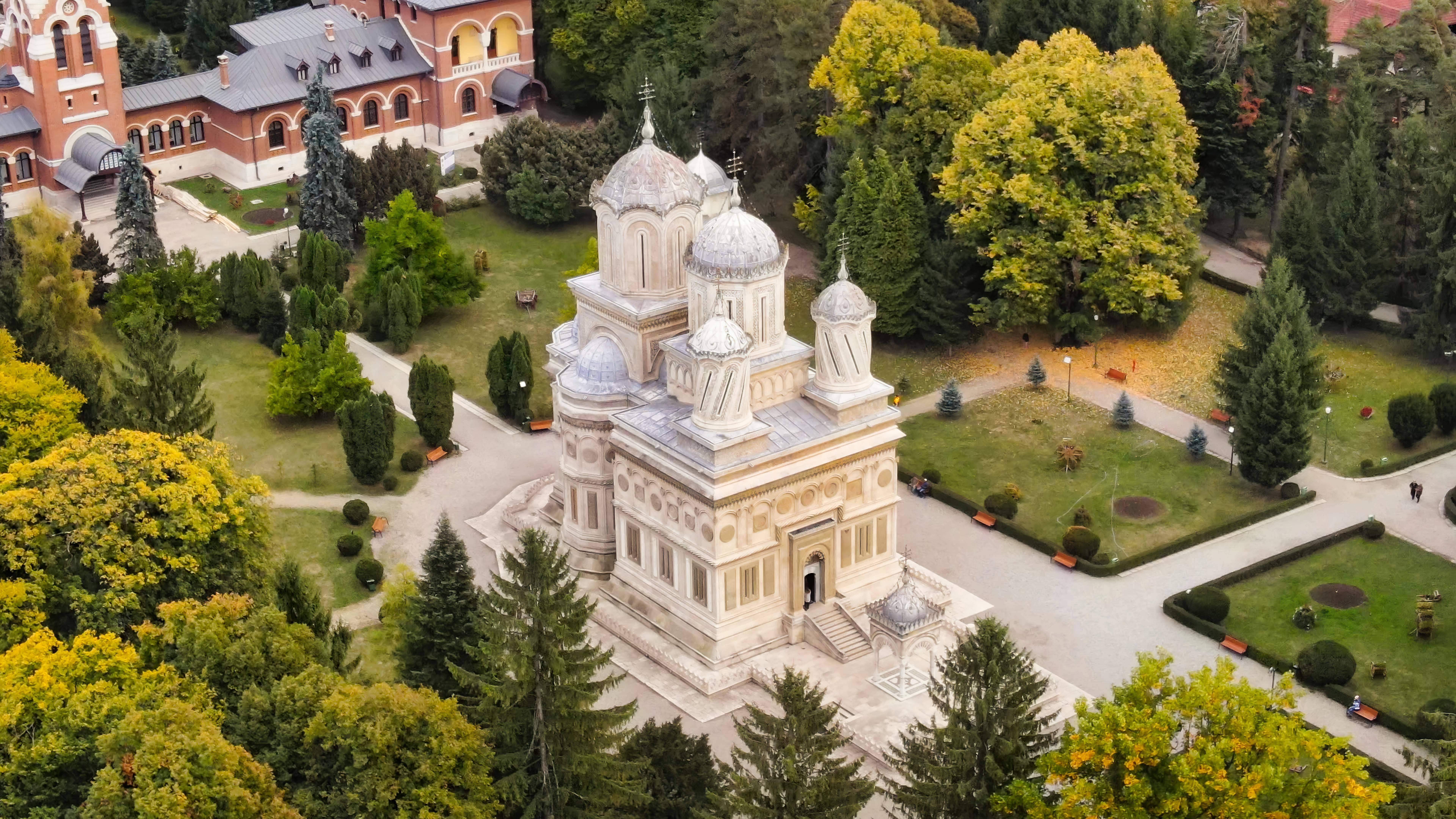 VINERI program tabara nomad 2024 activitati tabara excursie curtea de arges fabrica de globuri manastire mormintele regilor romaniei istorie distractiva legenda